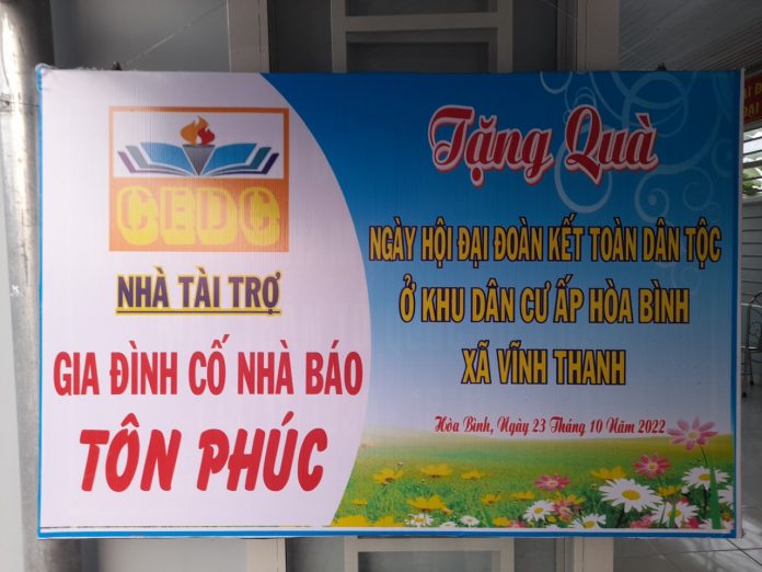 Trung tâm CEDC và gia đình cố nhà báo Tôn Phúc tặng quà học sinh và hộ gia đình khó khăn