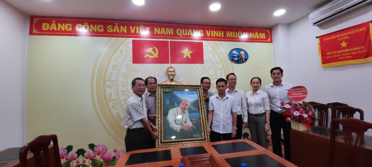 TRUNG TÂM CEDC TRAO TẶNG BỨC TRANH CHỦ TỊCH HỒ CHÍ MINH VÀ VIẾNG ĐÀI TƯỞNG NIỆM CÁC ANH HÙNG LIỆT SĨ QUẬN GÒ VẤP