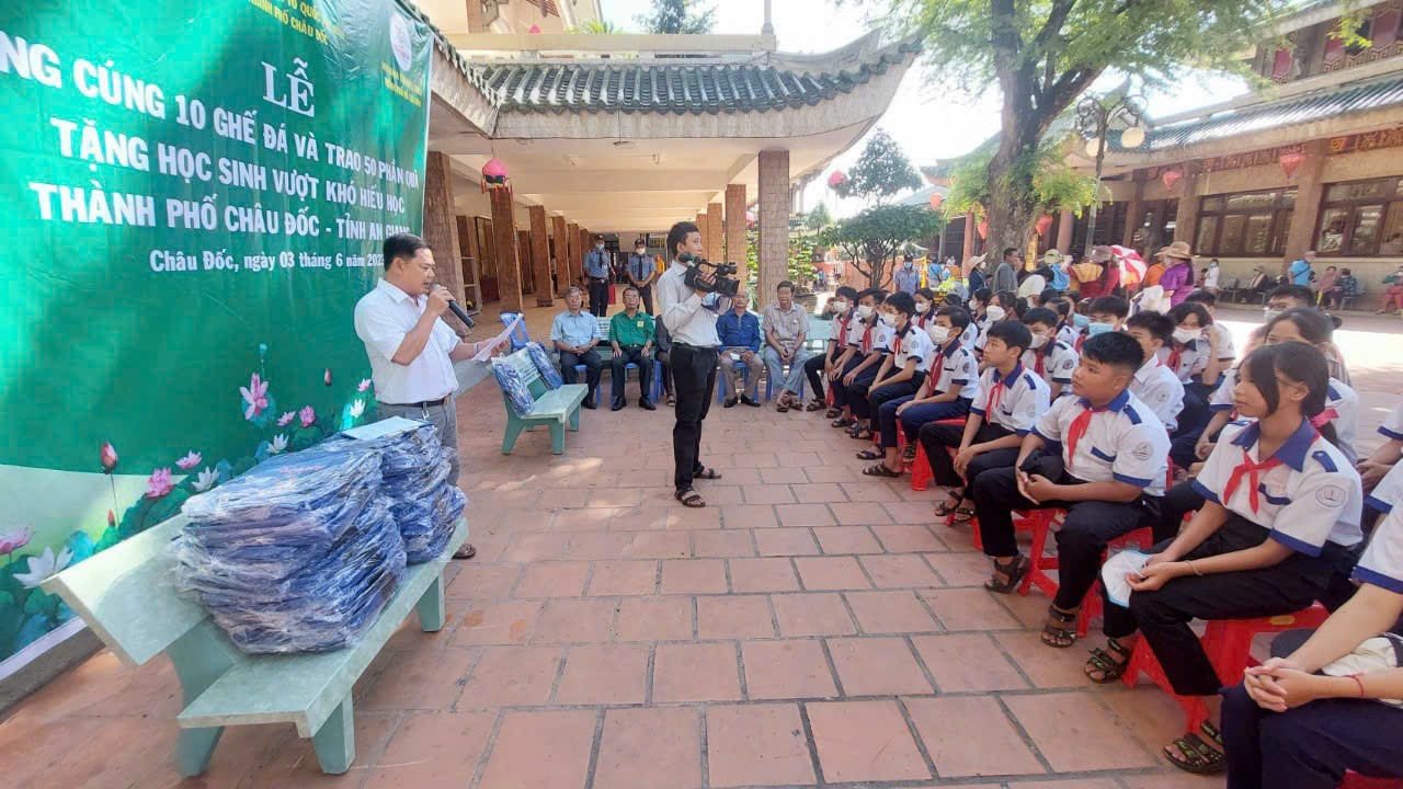 Trung tâm CEDC cúng hiến 10 ghế đá và trao 50 suất quà tặng học sinh vượt khó hiếu học ở Châu Đốc, An Giang