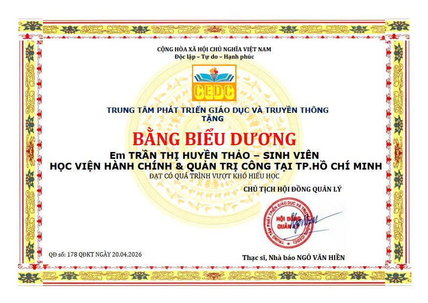 Trung tâm CEDC khen thưởng tặng sinh viên Trần Thị Huyền Thảo máy tính laptop